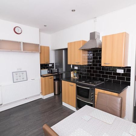 Entire House - 2 Bedroom - 3 Bed - Free Wifi - Tv Clayton-le-Moors Eksteriør billede
